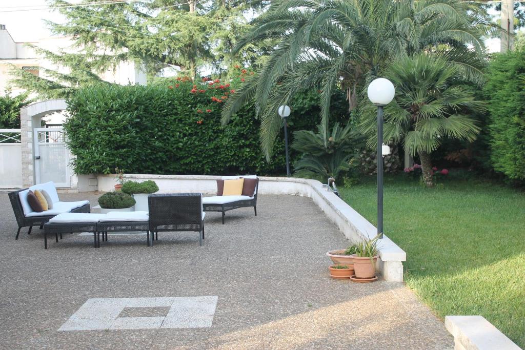 カステッラーナ・グロッテにあるGaiaの庭園内のパティオ(ソファ、椅子付)