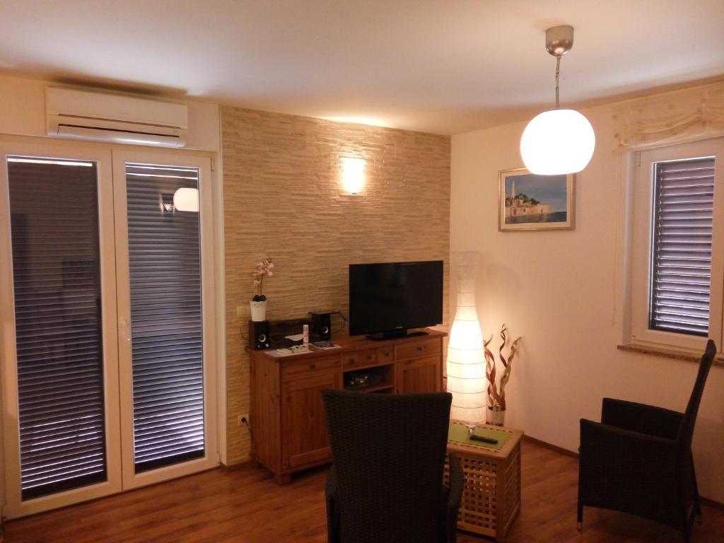 Μια τηλεόραση ή/και κέντρο ψυχαγωγίας στο Apartment Asparagus