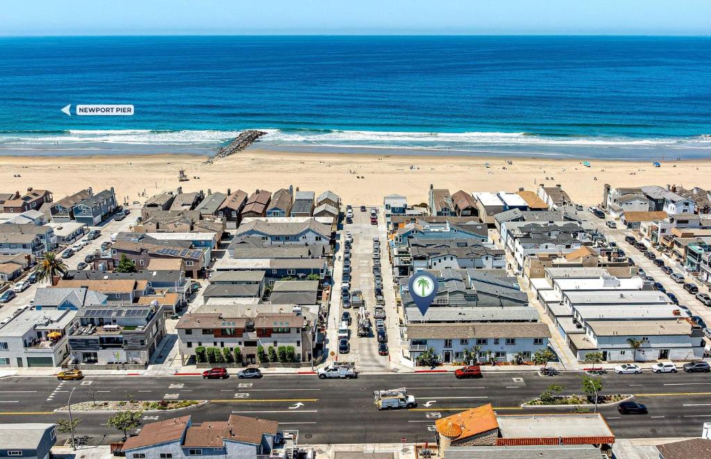 een luchtzicht op een stad en het strand bij Remodeled 4Br Duplex Steps From Beach & Boardwalk By Beachview Rentals in Newport Beach