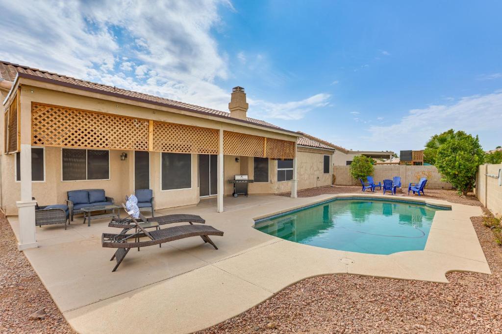 Πισίνα στο ή κοντά στο Fenced Backyard Oasis Pet-Friendly Avondale Home