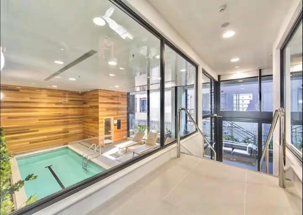 SUPER Location - Modern 2Br Apt-Pool & Gym - Resim 35