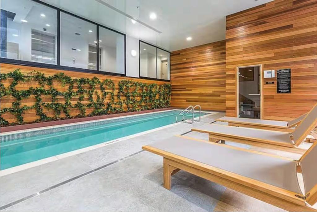 SUPER Location - Modern 2Br Apt-Pool & Gym - Resim 34