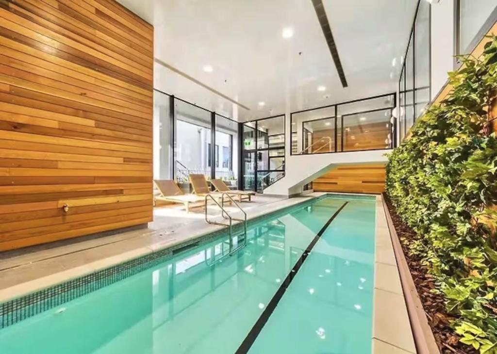 SUPER Location - Modern 2Br Apt-Pool & Gym - Resim 7