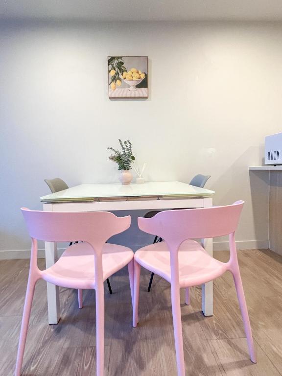 SUPER Location - Modern 2Br Apt-Pool & Gym - Resim 13