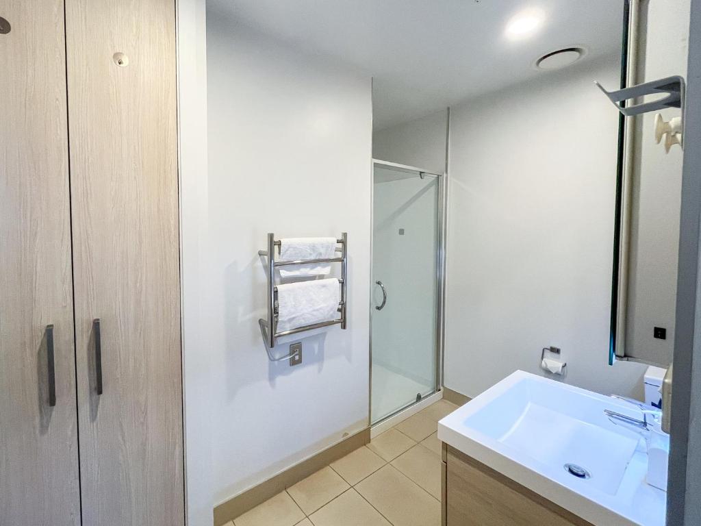 SUPER Location - Modern 2Br Apt-Pool & Gym - Resim 26