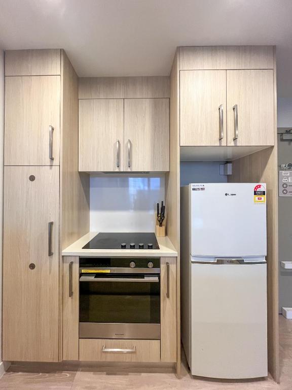 SUPER Location - Modern 2Br Apt-Pool & Gym - Resim 21