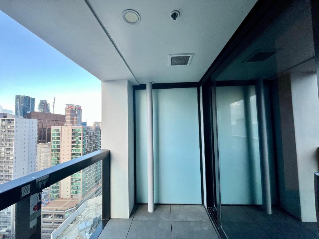 SUPER Location - Modern 2Br Apt-Pool & Gym - Resim 28