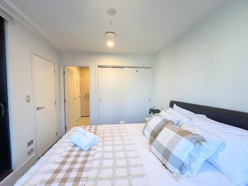 SUPER Location - Modern 2Br Apt-Pool & Gym - Resim 17