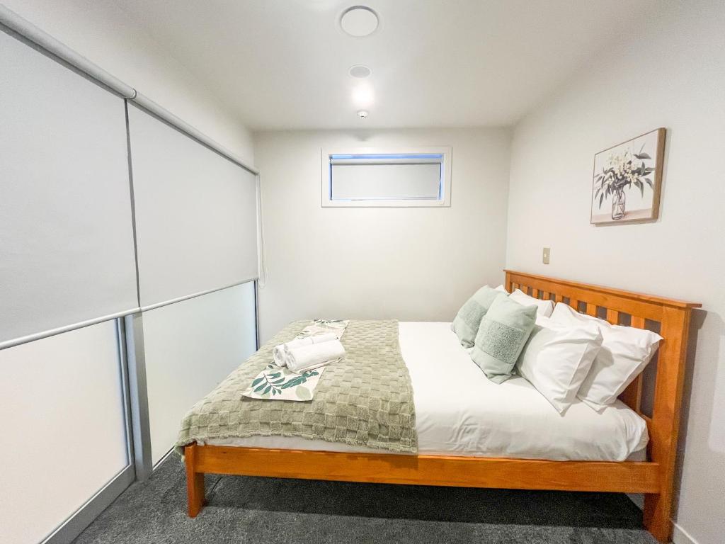 SUPER Location - Modern 2Br Apt-Pool & Gym - Resim 18