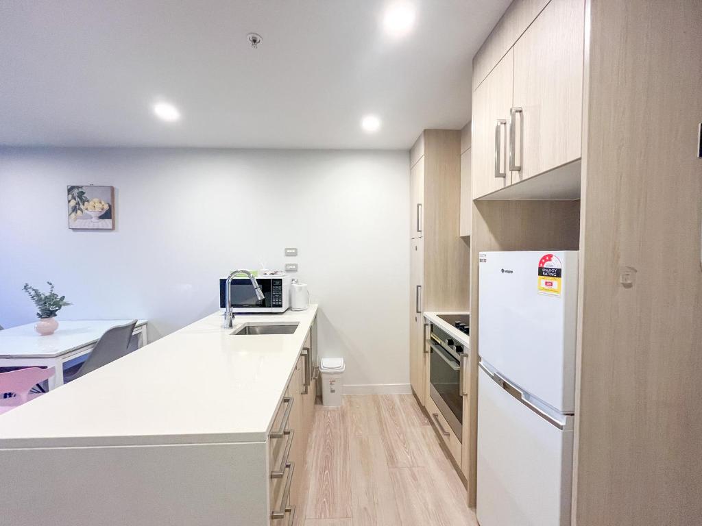 SUPER Location - Modern 2Br Apt-Pool & Gym - Resim 15