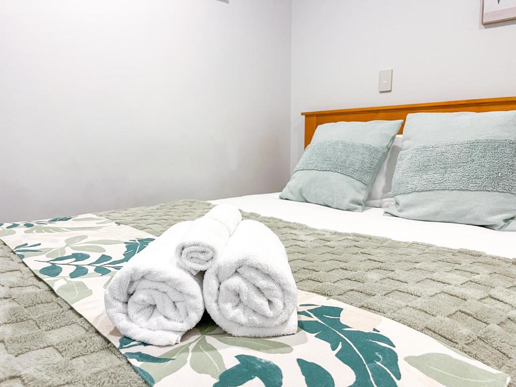 SUPER Location - Modern 2Br Apt-Pool & Gym - Resim 19