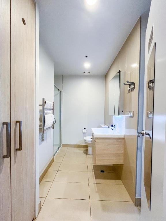 SUPER Location - Modern 2Br Apt-Pool & Gym - Resim 20