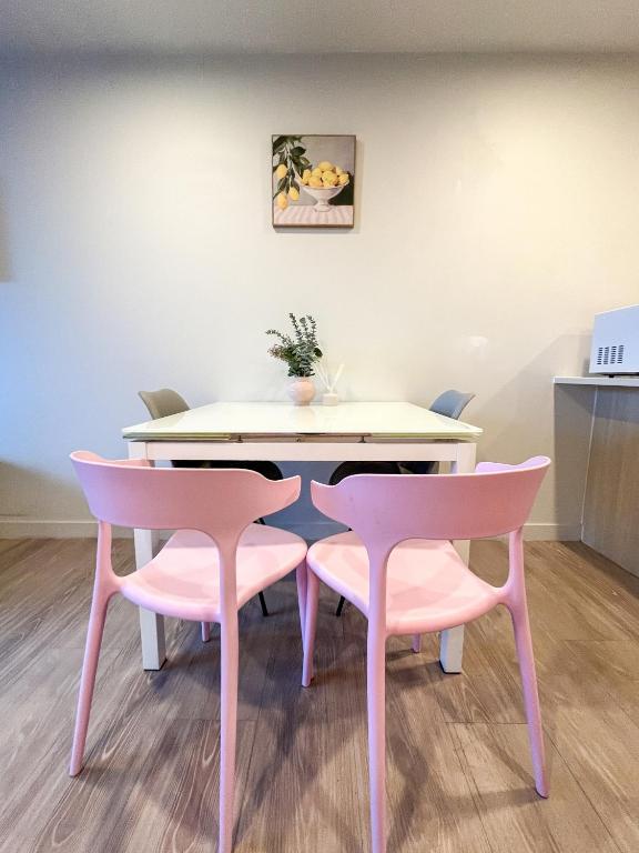 SUPER Location - Modern 2Br Apt-Pool & Gym - Resim 24