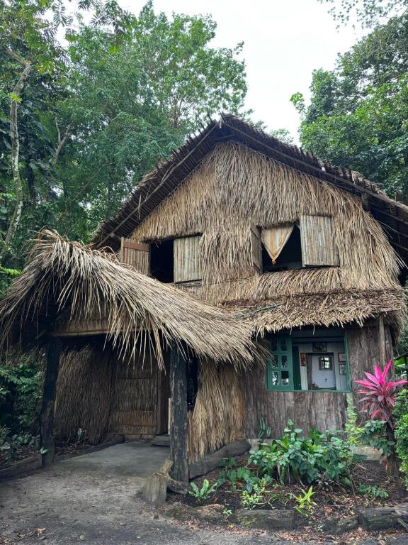 a straw hut with a thatched roof at Casa da Ilha Cotijuba in Belém