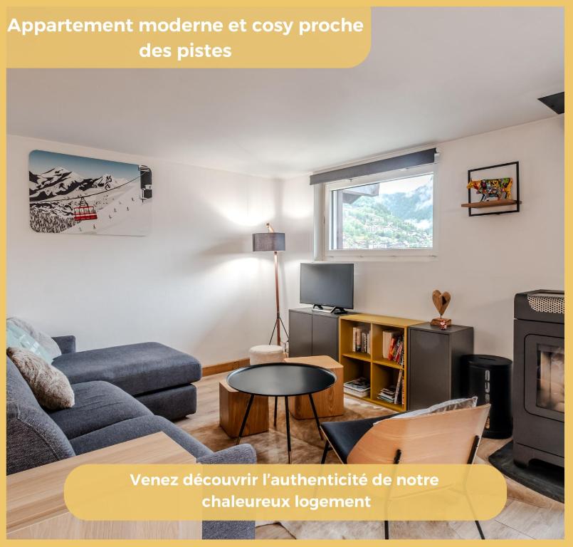 una sala de estar con un sofá y una mesa en Chez François I T4 I Morzine, en Morzine