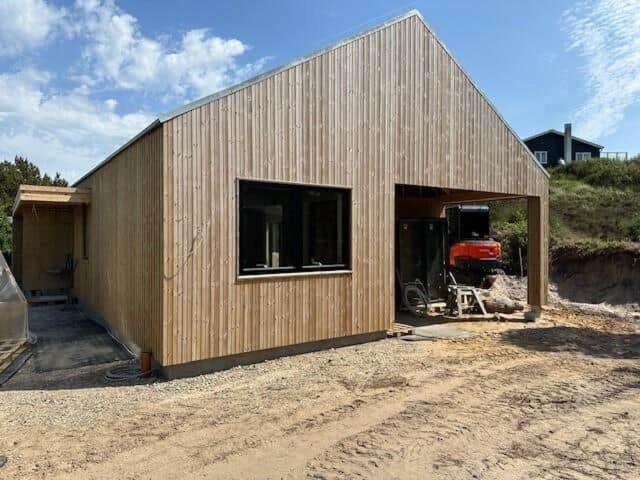 een gebouw dat met een vrachtwagen wordt gebouwd bij HS001-Henne-Enebaervej-6 in Henne Strand