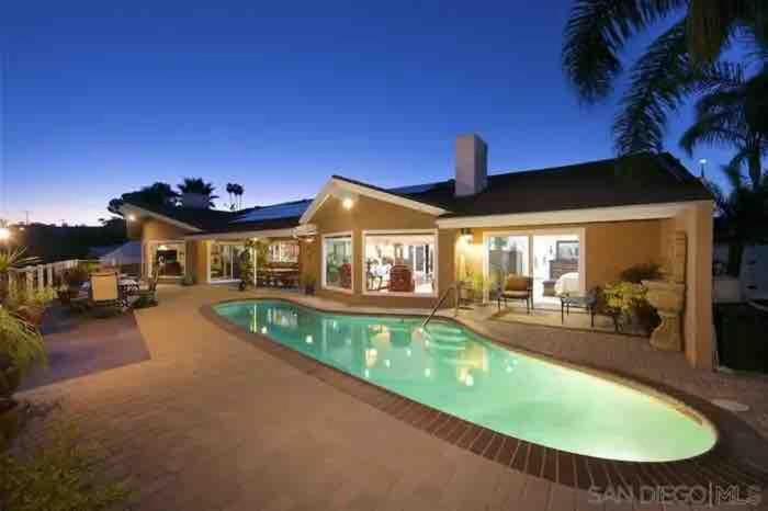 una piscina frente a una casa en San Diego Paradise - Scenic Views, Pool and Spa, en El Cajon