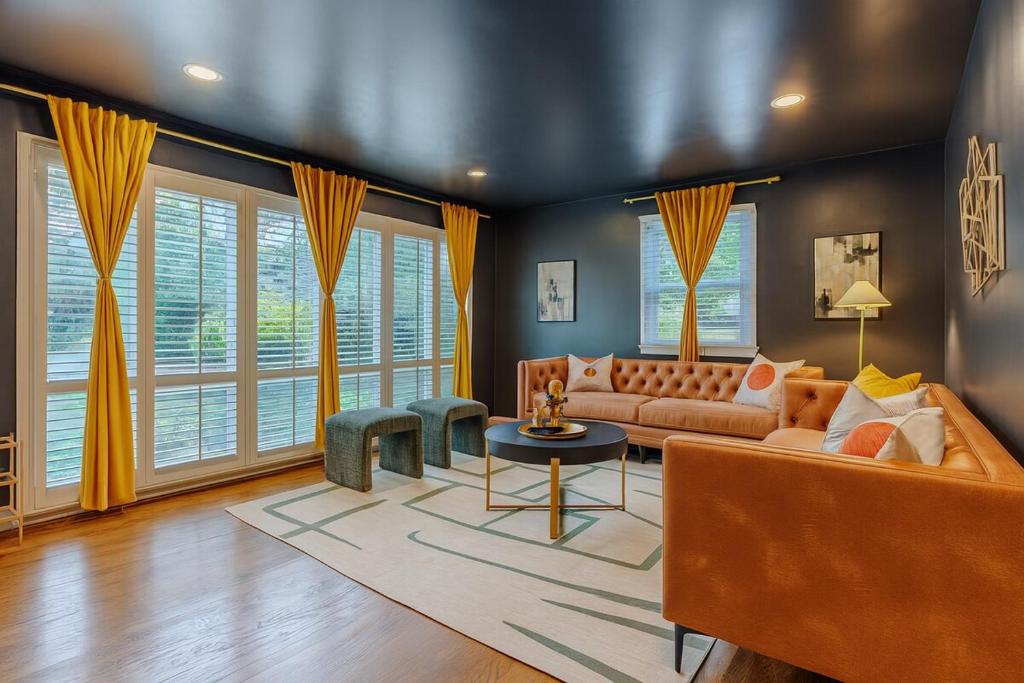 Χώρος καθιστικού στο Stylish Forest Retreat Minutes from DC - Gary