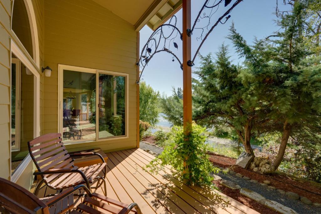 un porche con 2 mecedoras en una casa en Prime McKenzie River Gem Sunroom and Views!, en Vida