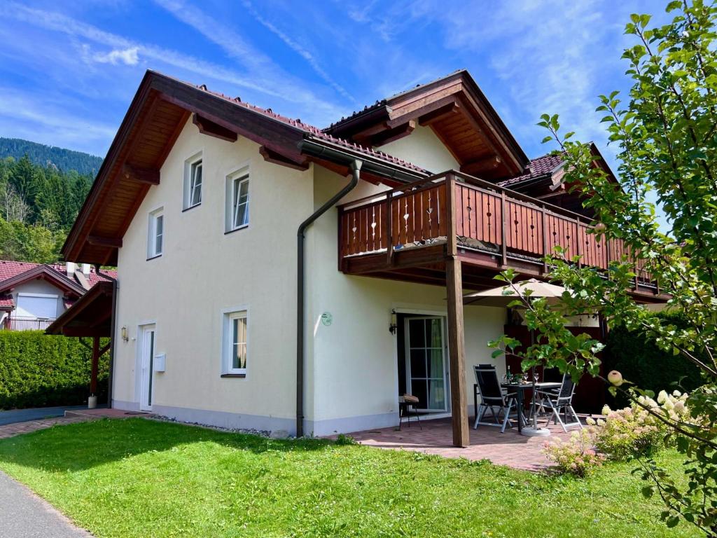 a house with a balcony and a patio at Casa Nostra in Kötschach