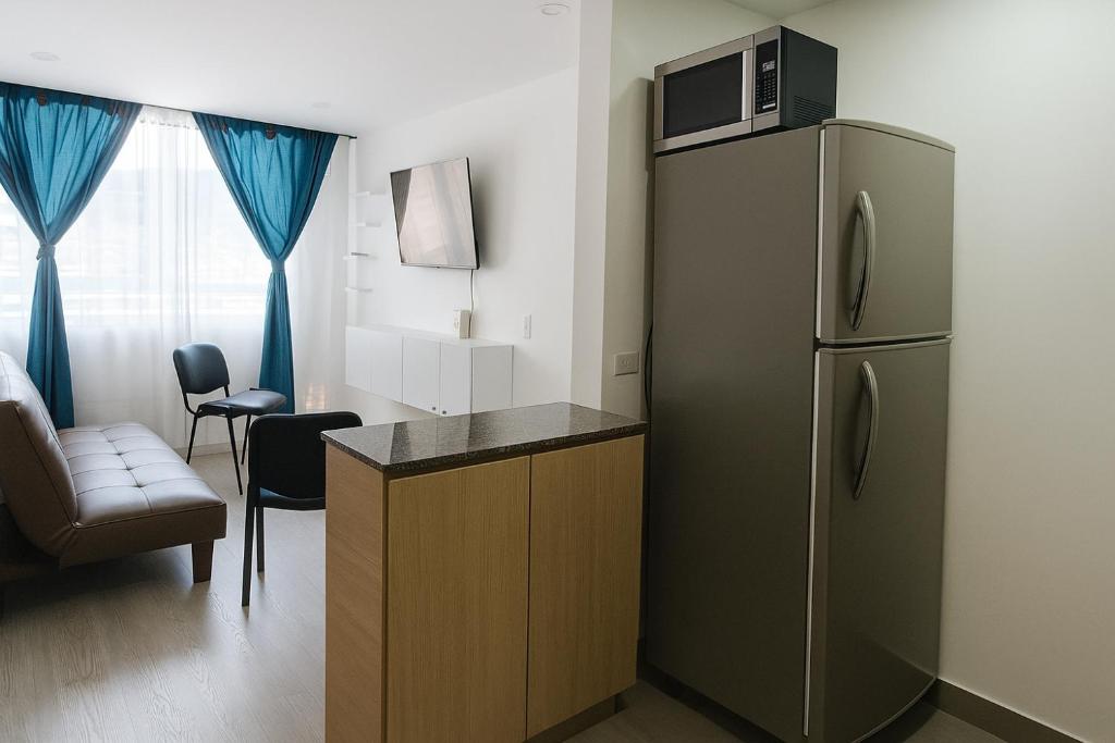 y cocina con nevera y microondas. en Apto central en BOGOTÁ 2, en Bogotá