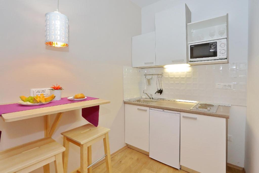 Kuchyň nebo kuchyňský kout v ubytování Guverna New City Accommodation