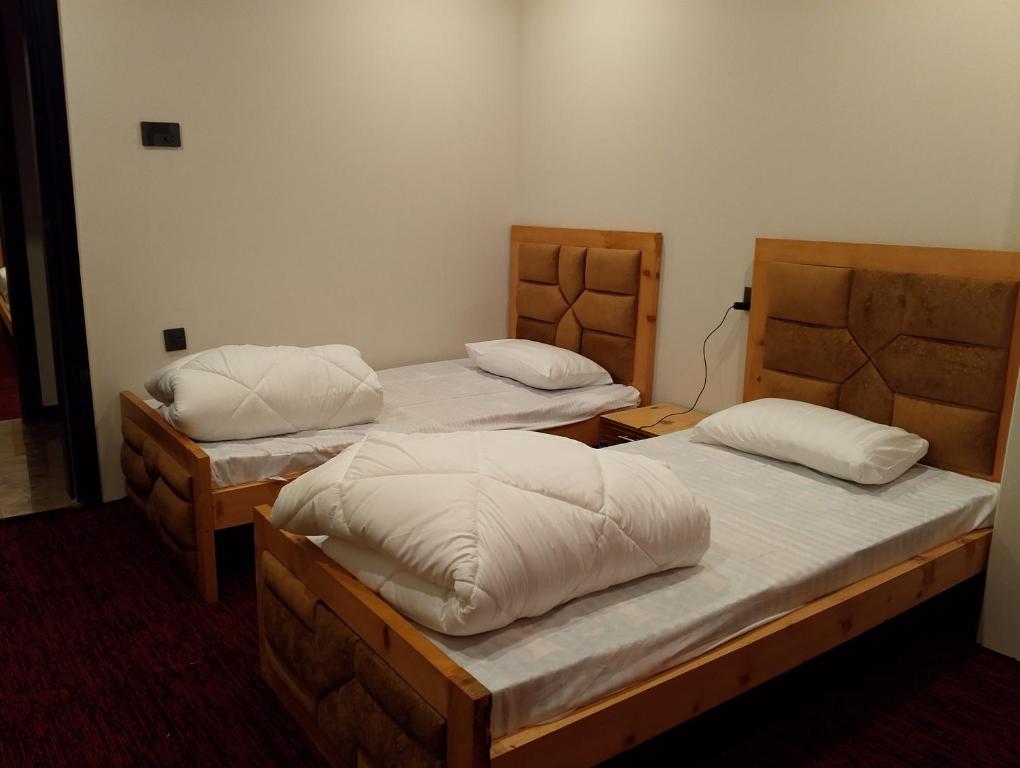 - 2 lits jumeaux dans une chambre dans l'établissement Fialong Hotel, à Skardu