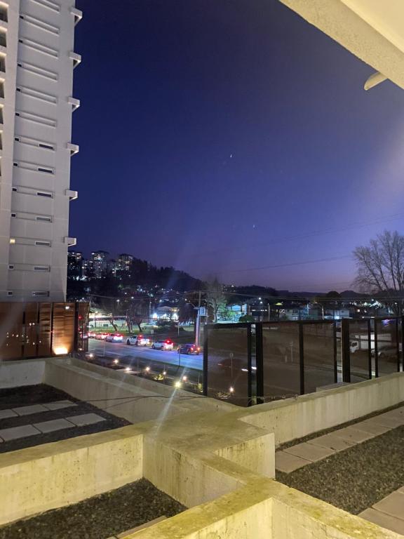 a view of a city skyline at night at Depto 2D moderno y acogedor con ubicación de lujo in San Pedro de la Paz