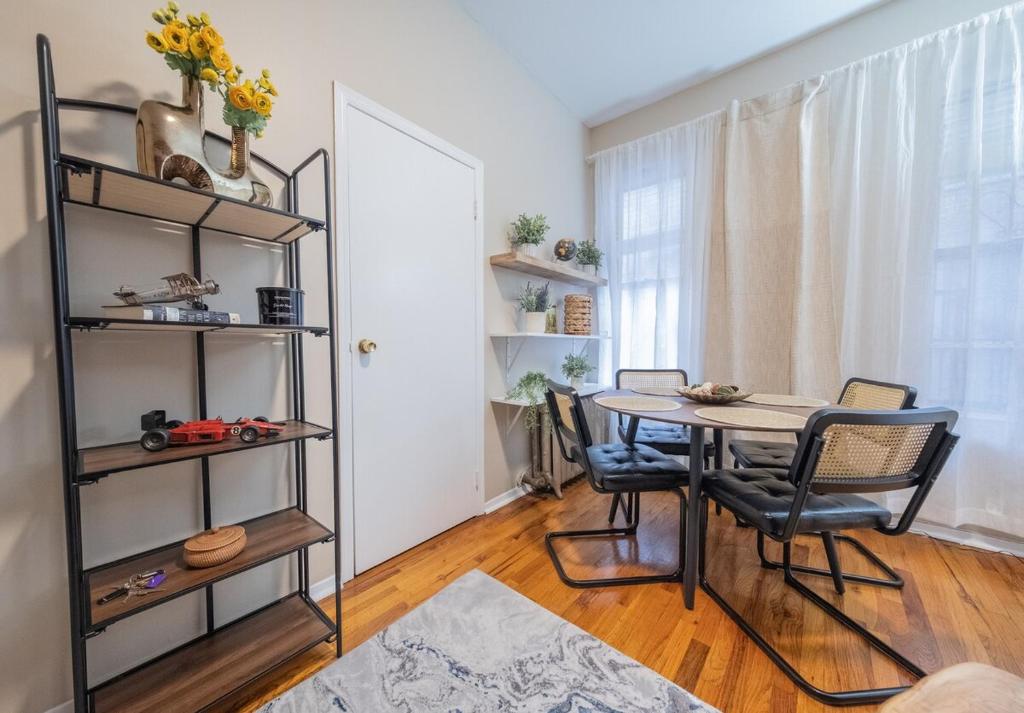 Un comedor con mesa y sillas en Spacious 3BR Near Columbia Uni & Riverside Park, en Nueva York