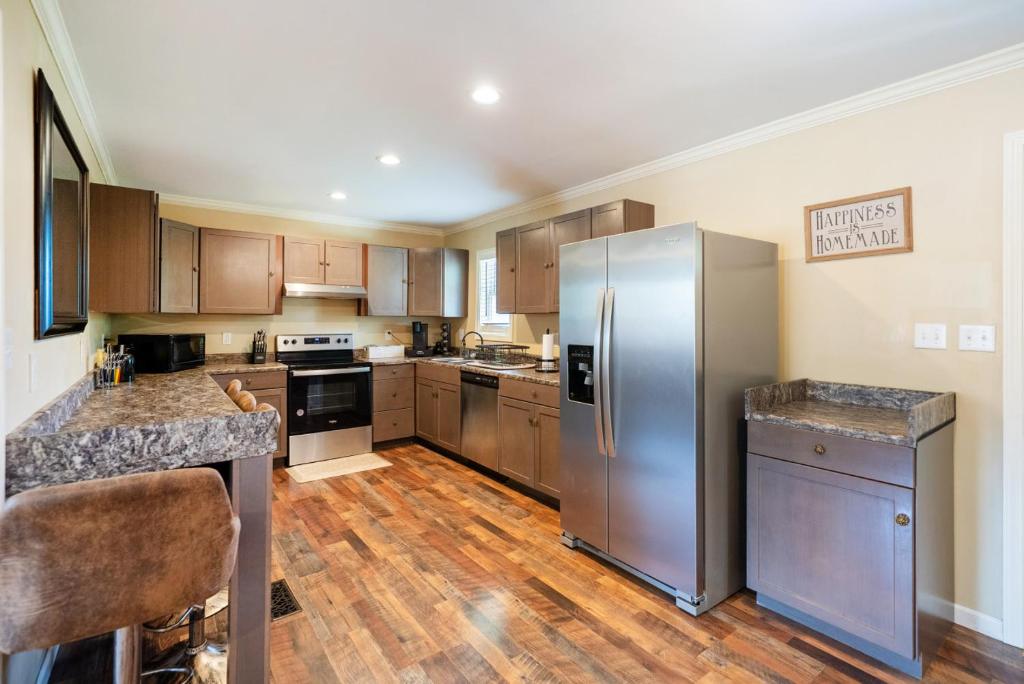 Η κουζίνα ή μικρή κουζίνα στο Comfortable 3BR Retreat Near Downtown Birmingham