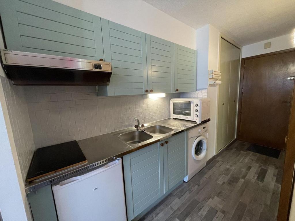 a small kitchen with a sink and a microwave at Studio 4 personnes avec balcon, proche pistes, animaux acceptés - FR-1-572-312 in Les Carroz d'Araches