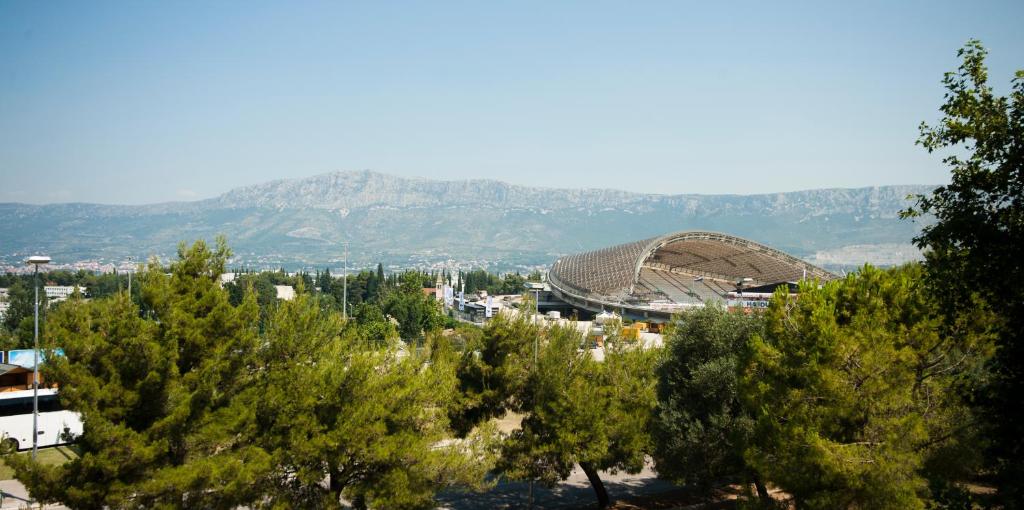 een uitzicht op een stadion met een berg op de achtergrond bij Apartment Nina in Split