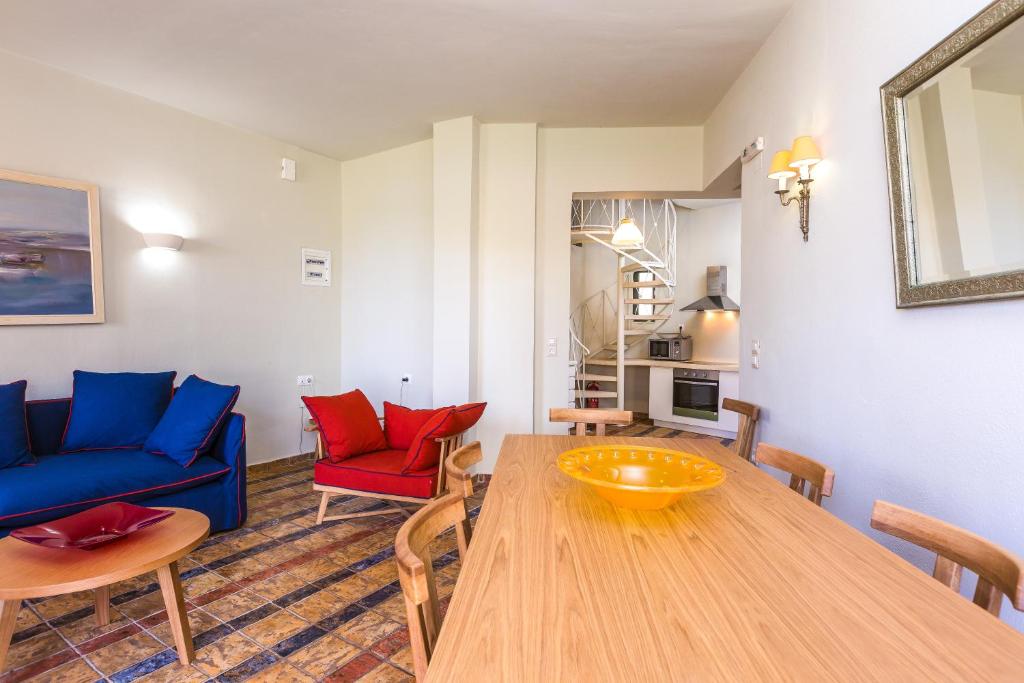 A seating area at Sea View Villas