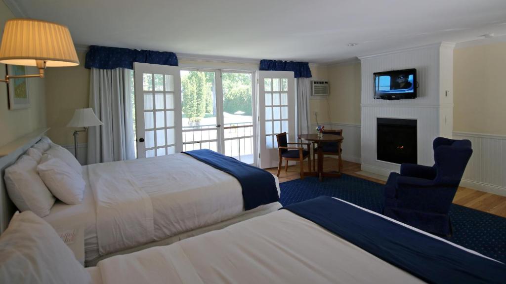 Postel nebo postele na pokoji v ubytování Colonial Inn Harbor Springs