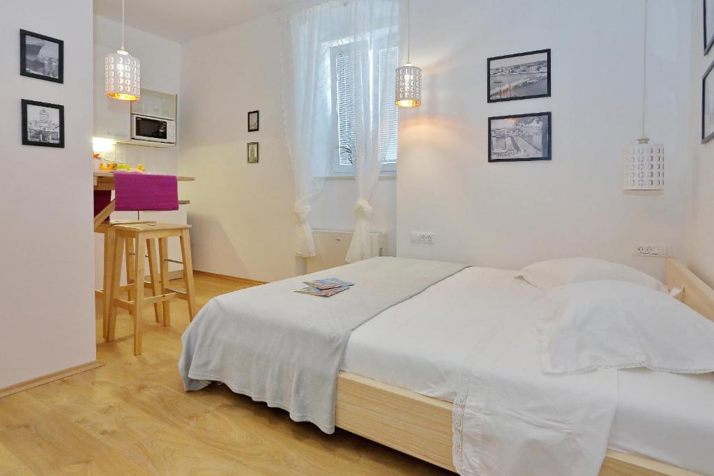 Postel nebo postele na pokoji v ubytování Guverna New City Accommodation