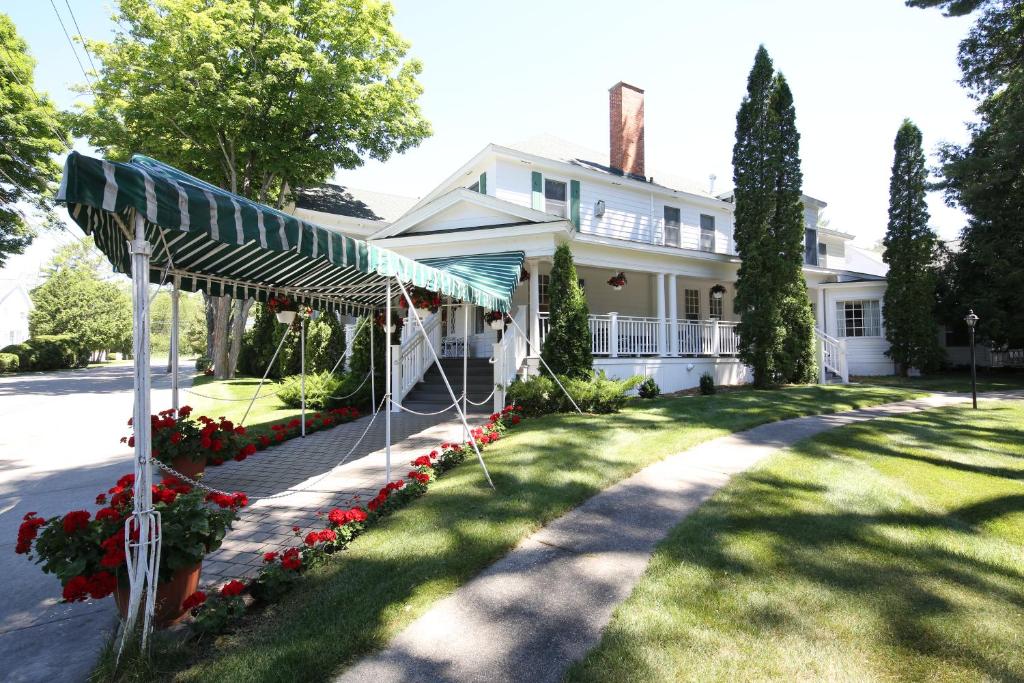 Zahrada ubytování Colonial Inn Harbor Springs