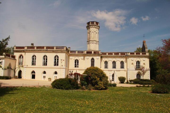 un gran edificio con una torre de reloj encima en Chateau Castelrives en Bessières