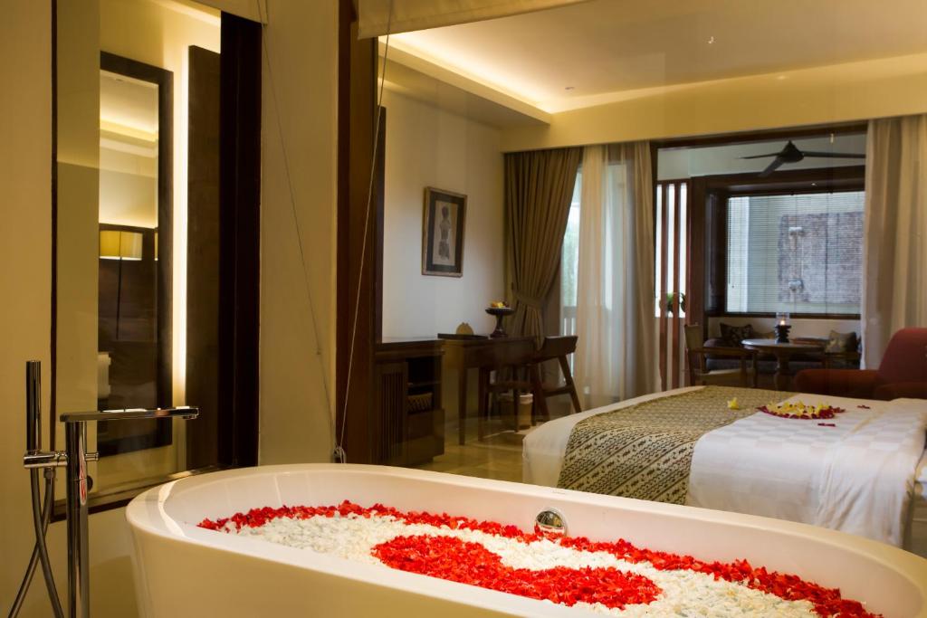 Postel nebo postele na pokoji v ubytování Ubud Village Hotel