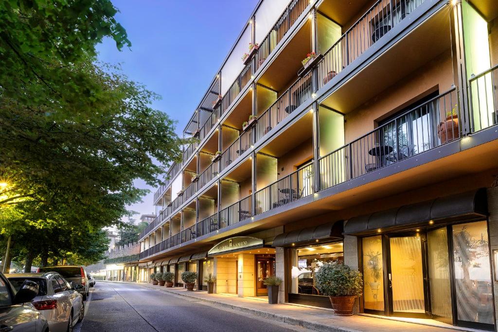 un edificio en una calle con coches aparcados en la calle en Grand Hotel San Marino, en San Marino