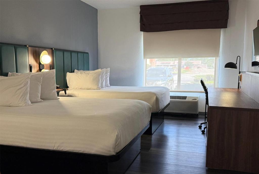 Wingate by Wyndham Airport - Rockville Road photo