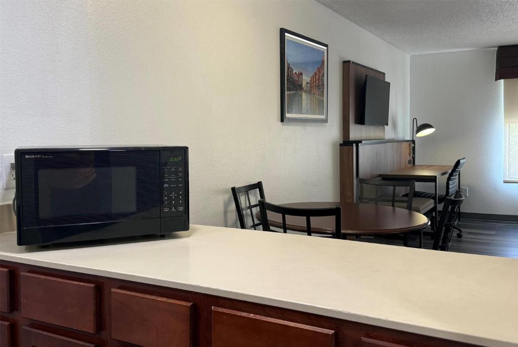 Wingate by Wyndham Airport - Rockville Road photo
