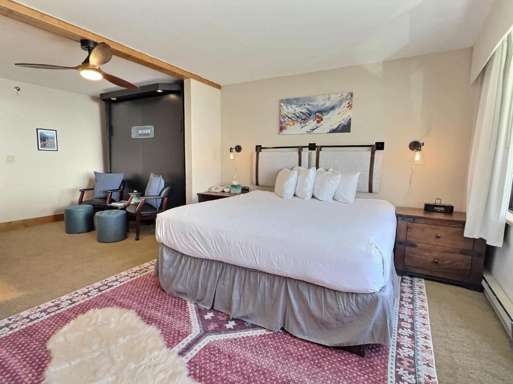 En eller flere senge i et værelse på Top Floor Studio with Pool Hot Tub ski in-out