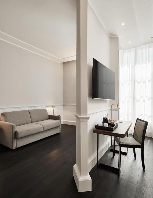 Palazzo Caracciolo Naples - Resim 11