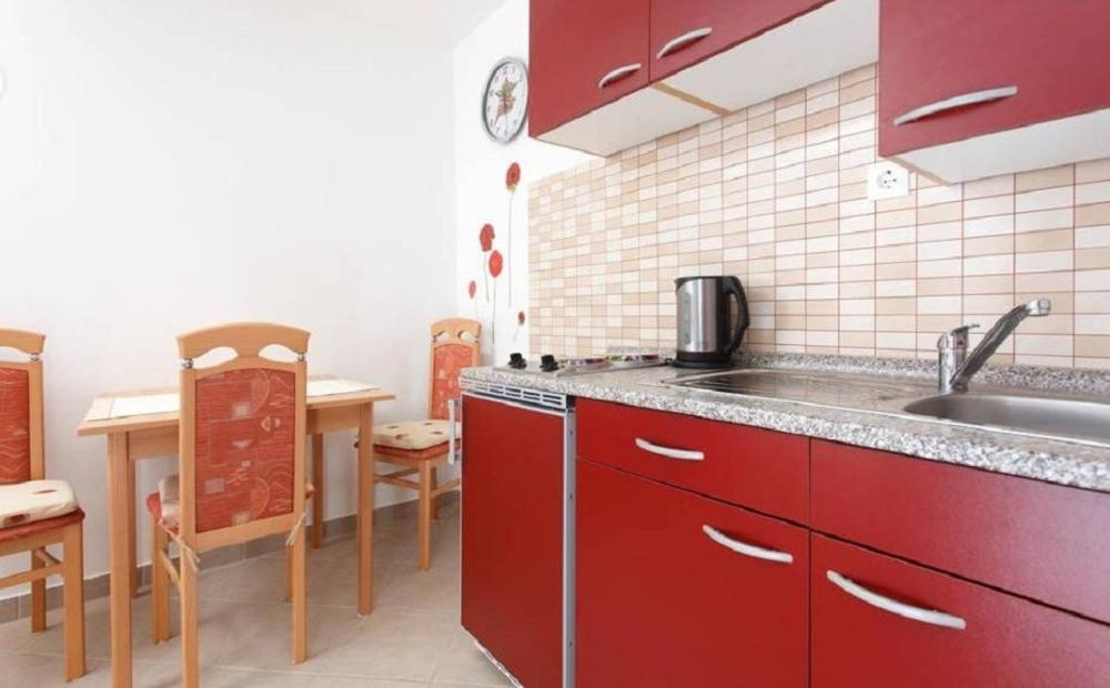 Kuchyň nebo kuchyňský kout v ubytování Apartments Mali Raj