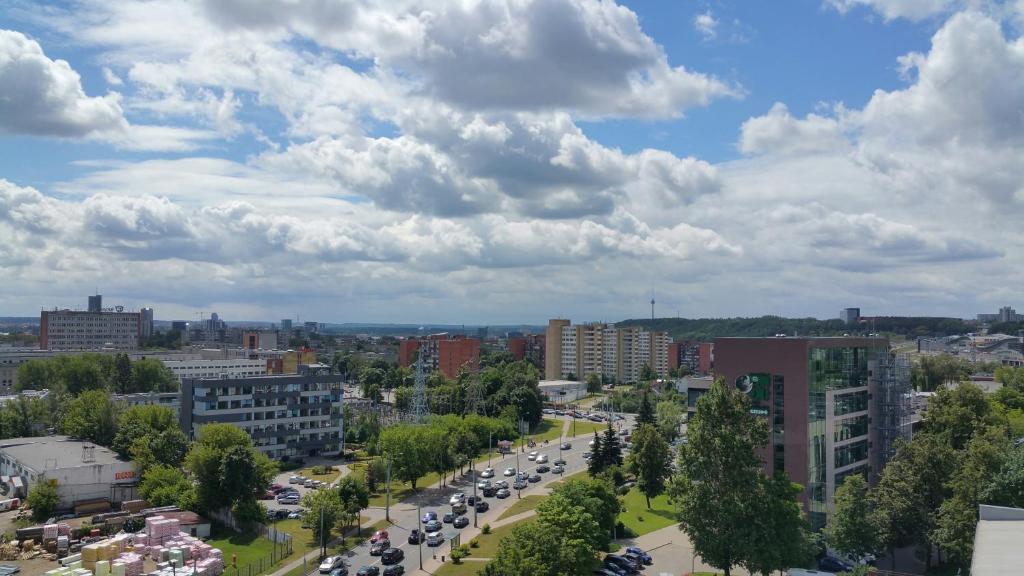 eine Luftaufnahme einer Stadt mit Autos in der Unterkunft Sky Studio near the Vilnius Center in Vilnius