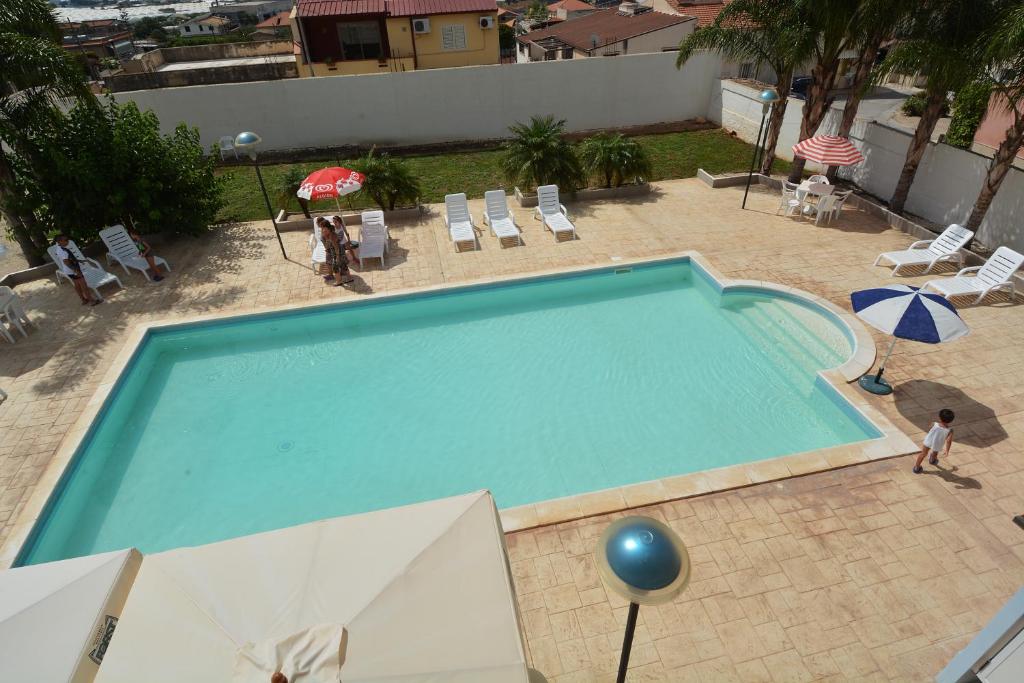 Bazén v ubytování B&B La Castellana nebo v jeho okolí