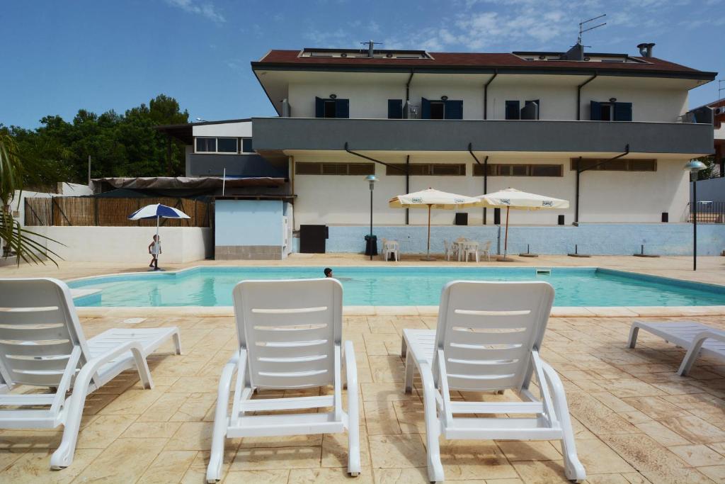 Bazén v ubytování B&B La Castellana nebo v jeho okolí