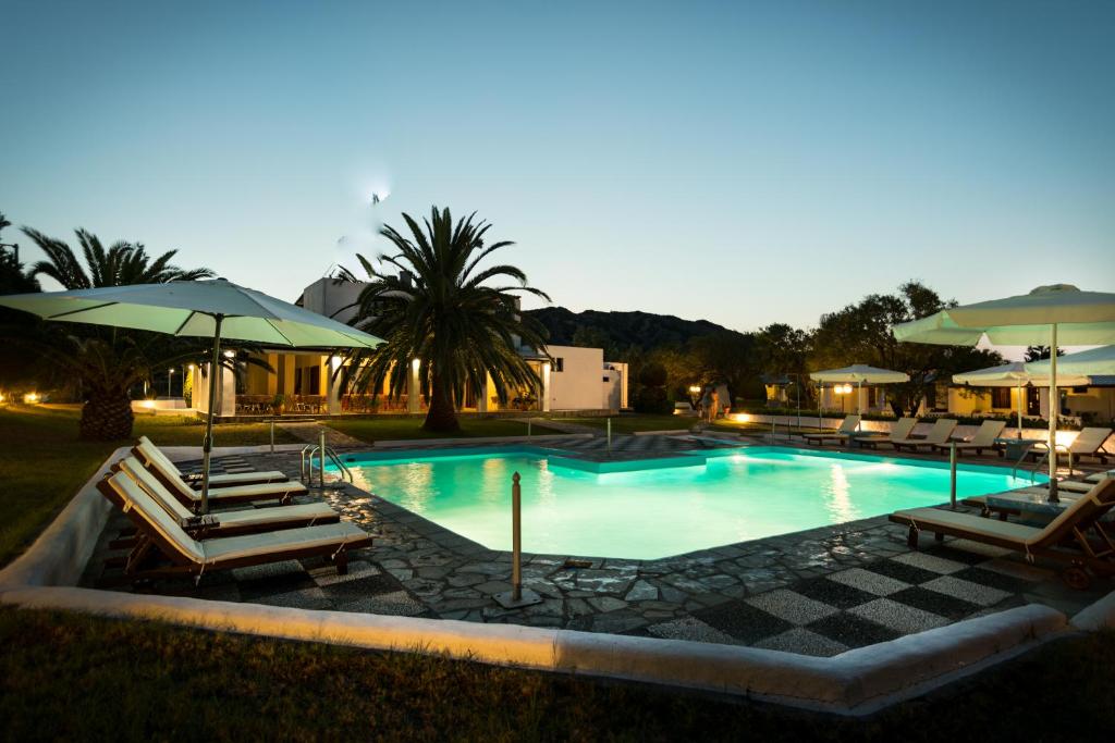 einen Pool mit Liegestühlen und Sonnenschirmen in der Unterkunft Hotel Melikari in Skyros