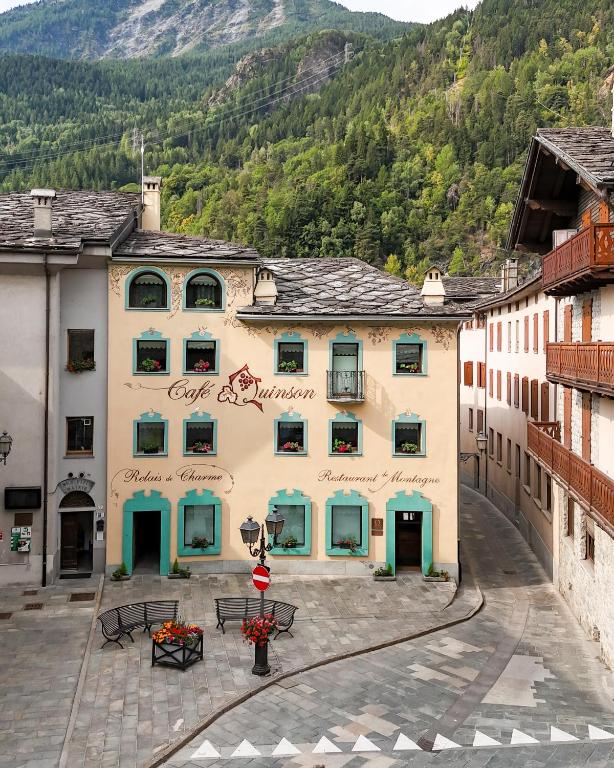 莫尔杰克斯Café Quinson Relais de Charme的镇中一座大建筑