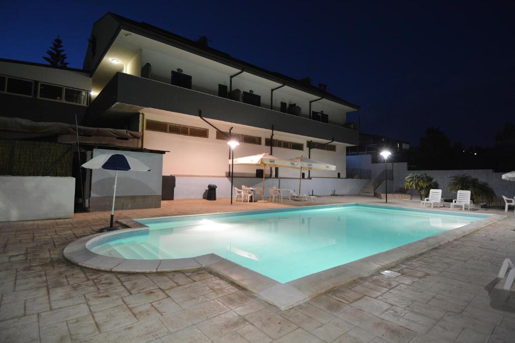 Bazén v ubytování B&B La Castellana nebo v jeho okolí